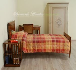 Letto singolo realizzato artigianalmente in legno massello di noce stile classico arte povera